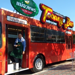 Tooney bus restuarant by แม่อวยพร